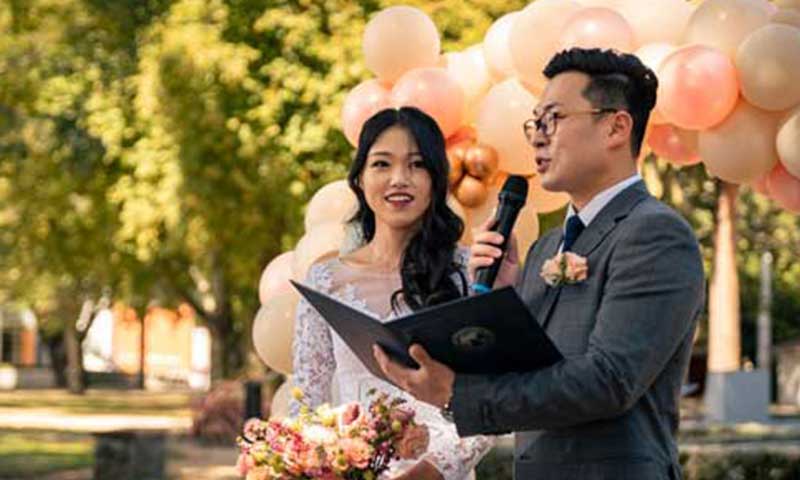 Gold Coast livestream working a wedding live stream out in field